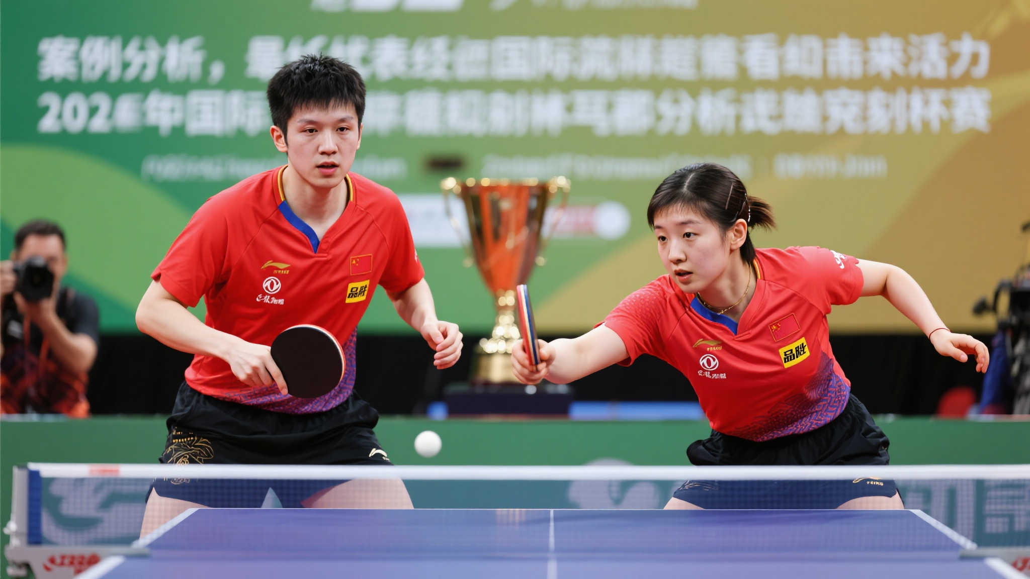 背后有着深 背后有着深